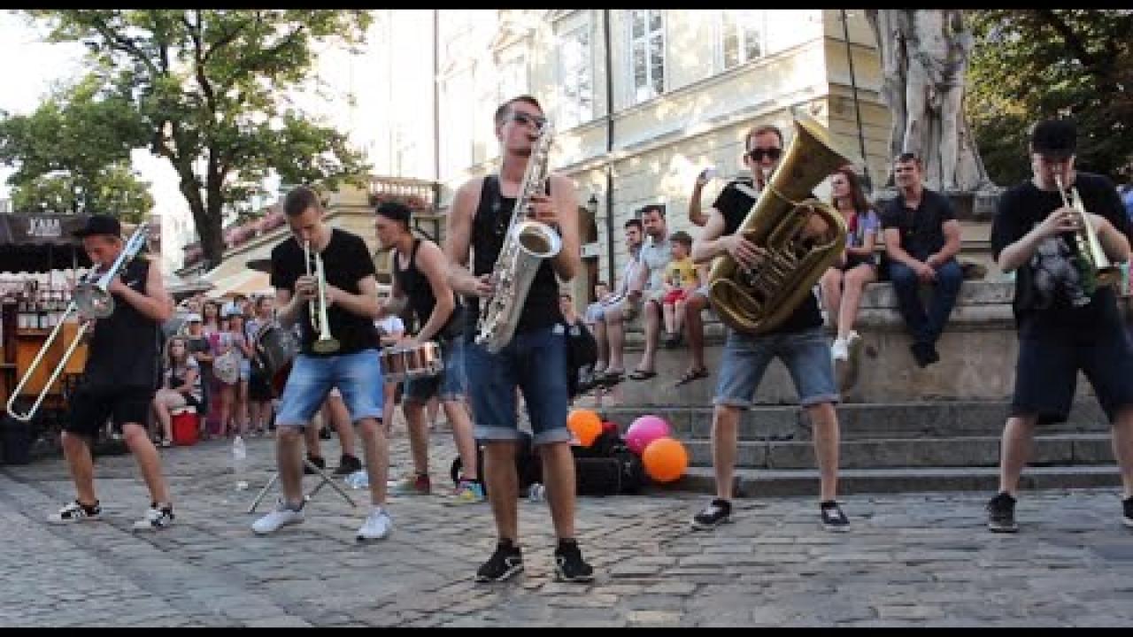 Embedded thumbnail for Cover di Thrift Shop di Macklemore &amp; Ryan Lewis compilazione divertente